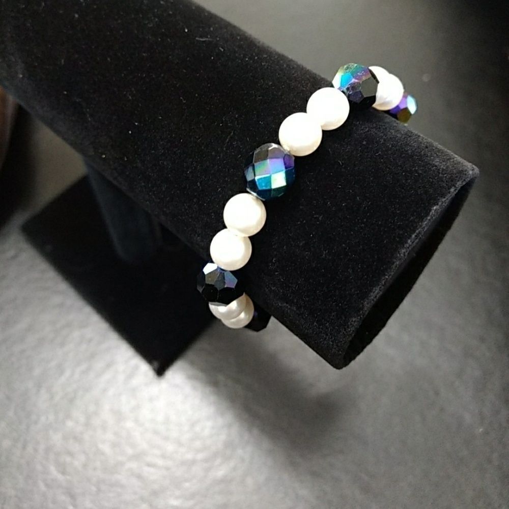 Faux pearl black bead bracelet 6.25"